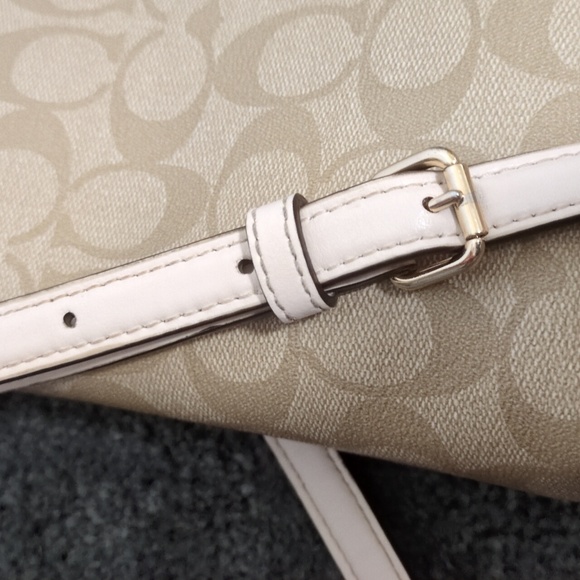 🛍️Coach Beige Signature Crossbody - Picture 6 of 10